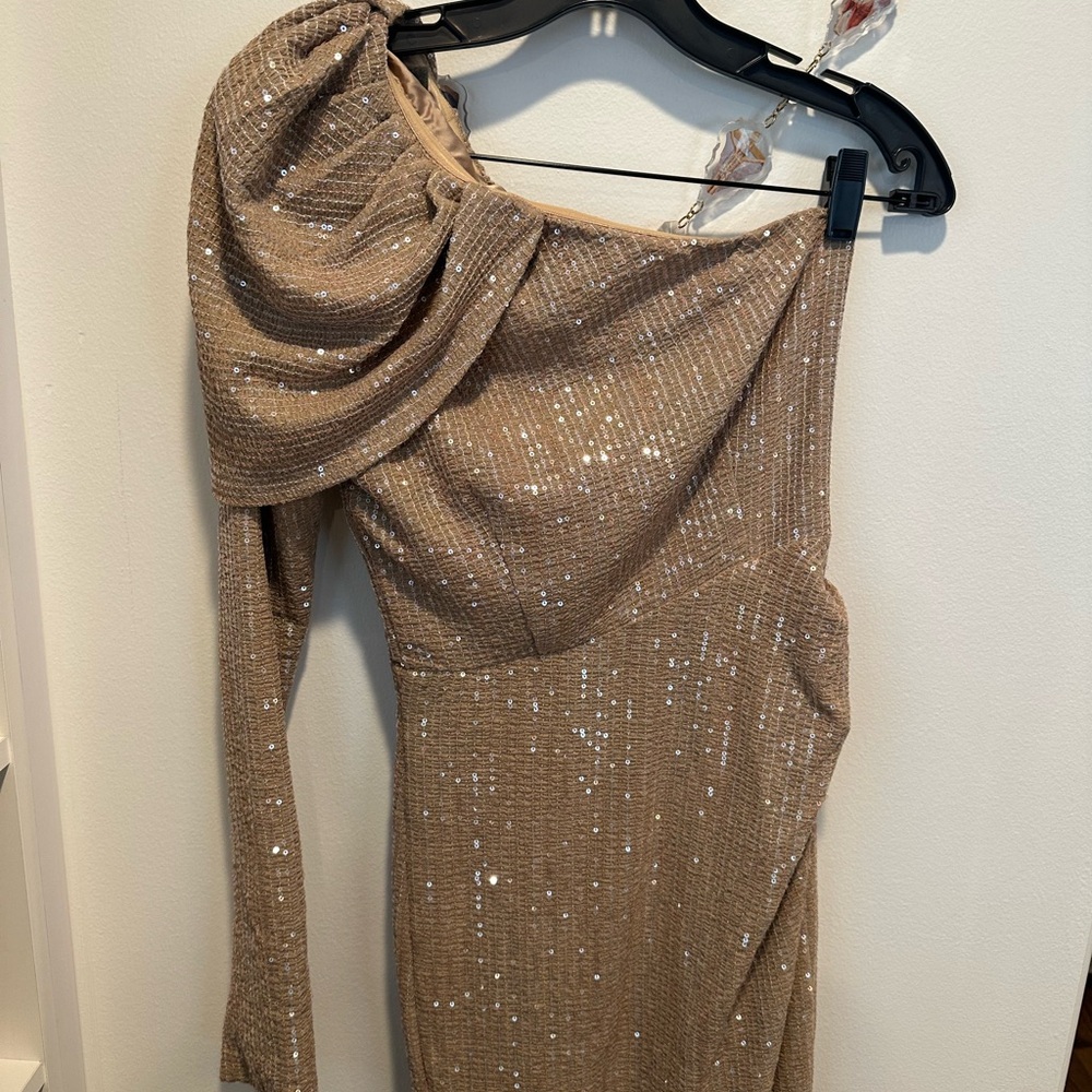 Elegant One-Shoulder Gold Dress